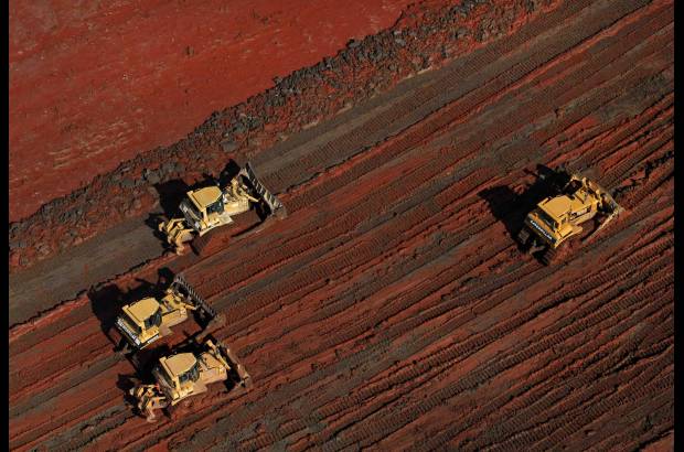 AP - Excavadoras, camiones cisternas, maquinas aspiradoras y operarios trabajan 15 horas al día para limpiar el barro que lo impregna todo.