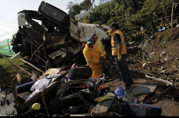Colprensa - Seis unidades del grupo de criminal&#237;stica de Bogot&#225; fueron trasladadas al lugar para hacer el levantamiento de los cuerpos.