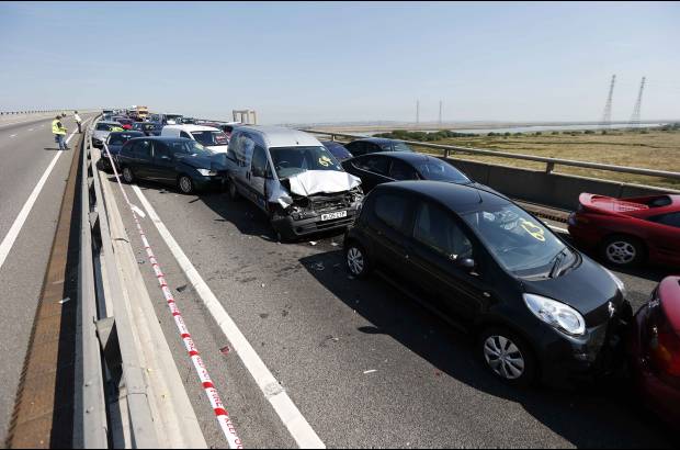 Reuters - Otros veh&#237;culos sufrieron colisiones menores.