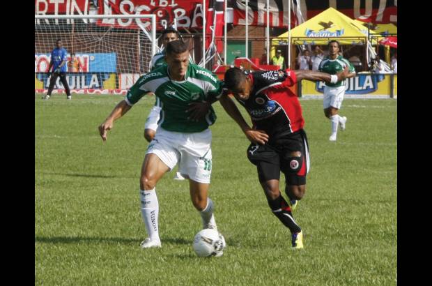 Colprensa - El partido se caracterizó por el constante choque en la mitad del campo, sin embargo el árbitro le dio continuidad.