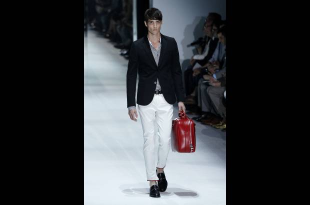 AP - En el &#225;mbito de los complementos, la firma italiana sustituye las corbatas tradicionales por las pajaritas, resalta la belleza de las grandes gafas de sol masculinas y apuesta por unos bolsos con forma de maleta r&#237;gida, preferiblemente en piel de cocodrilo, para reforzar la elegancia del hombre del siglo XXI.