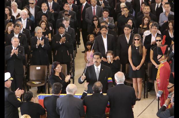 - Nicol&#225;s Maduro despidi&#243; emocionado al gobernante Hugo Ch&#225;vez, asegurando que continuar&#225; viviendo y que la lucha sigue.