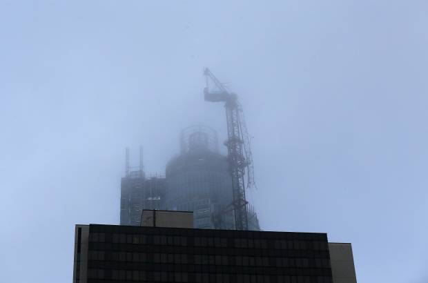 Reuters - El edificio donde estaba montada la gr&#250;a est&#225; situado en el concurrido barrio de Vauxhall, en la orilla del r&#237;o T&#225;mesis, al lado de una estaci&#243;n de metro y a tan solo unos minutos de los servicios secretos brit&#225;nicos MI6. Los fallecidos fueron el piloto del helic&#243;ptero y otra persona, de acuerdo con la polic&#237;a.