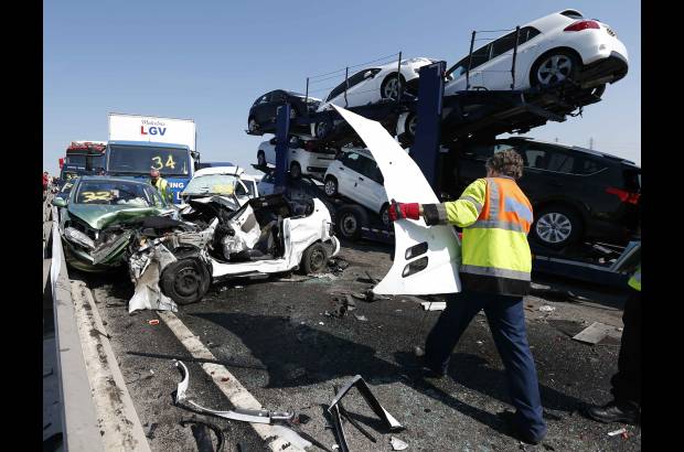 Reuters - Fueron varias las personas que ayudaron a remover las partes de carros que quedaron en el camino.