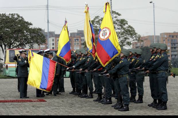 Mauricio Alvarado, Colprensa - El comandante general de las Fuerzas Militares, general Alejandro Navas, impuso esta reconocimiento militar a la bandera de la Fuerza de Tarea Conjunta del Caguán.
