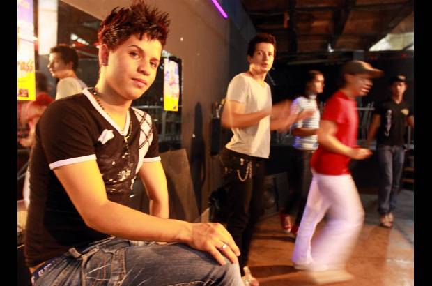 Julio C&#233;sar Herrera - Los concursantes llegaban vestidos de hombre pero con tacones a los ensayos en las noches de martes a jueves en las pasarelas de la discoteca Strass.