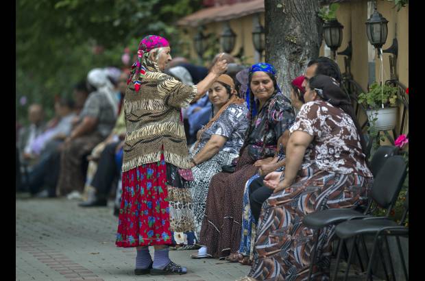 AP - Una mujer gitana, que lleva un traje tradicional, habla a los dolientes del difunto rey de los roman&#237;es o gitanos, Florin Cioaba, en su casa de Sibiu, en la regi&#243;n central de Rumania, Transilvania. El rey muri&#243; a los 58 a&#241;os de un ataque al coraz&#243;n.