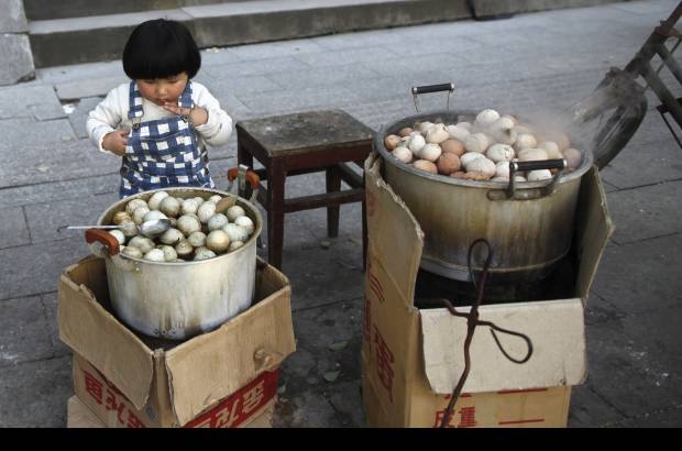 Reuters - Un ins&#243;lito plato causa furor en China, Se trata de huevos cocidos en orina proveniente de ni&#241;os v&#237;rgenes.