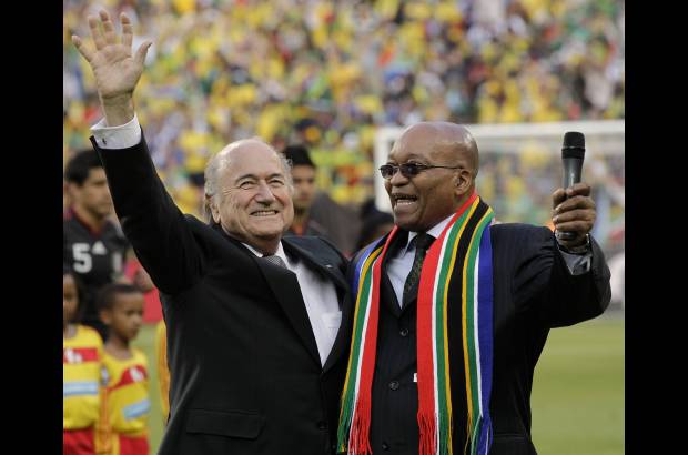 - El presidente sudafricano Jacob Zuma (der.) declar&#243; la inauguraci&#243;n oficial del torneo mientras que el presidente de la Fifa Joseph Blatter (izq.) dijo que era la Copa Africana.