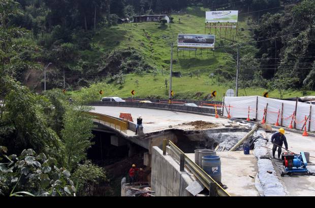 Manuel Saldarriaga - Kil&#243;metro 11,3. La quebrada La Aguacatala origin&#243; un da&#241;o estructural a la v&#237;a, que se manifest&#243; en el mes de mayo. Hay paso bidireccional por la calzada de descenso.