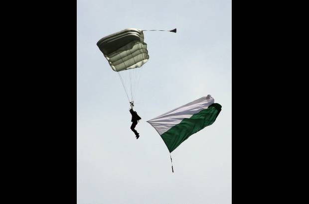 Hernán Vanegas - Ha sido una semana en la que los aviones han hecho de las suyas mientras surcan los cielos, conducidos por acróbatas que no tienen miedo a las alturas.