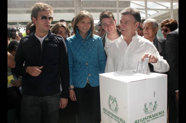 Colprensa - Casi sobre las 10:00 de la mañana, el candidato presidencial, Juan Manuel Santos y su esposa, María Clemencia Rodríguez, acompañados de sus hijos, ejercieron el derecho al voto en las instalaciones del Liceo Francés, al norte de Bogotá.
