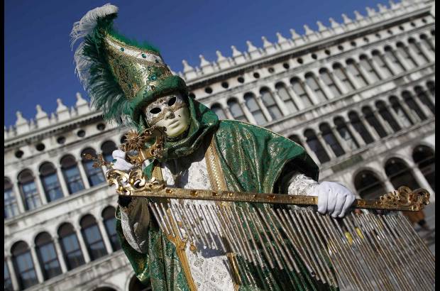 Reuters - La máscara es el símbolo de este celebración, que finaliza el 21 de febrero, con la quema del "martes gordo".