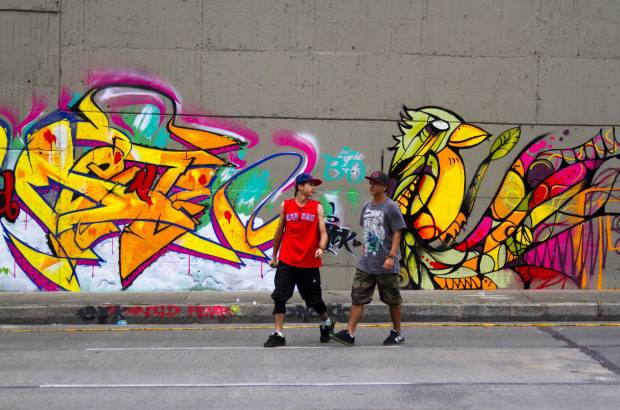 Esteban Vanegas - Después del mal entendido que tuvieron algunos grafiteros y la Alcaldía de Medellín hace unos meses, que llevó a que la administración municipal borrara los grafitis que habían hecho los jóvenes en el deprimido de la calle San Juan con la avenida El Ferrocarril. Este domingo, con autorización y apoyo económico de la Alcaldía, 92 grafiteros llenaron de arte este lugar de la ciudad.