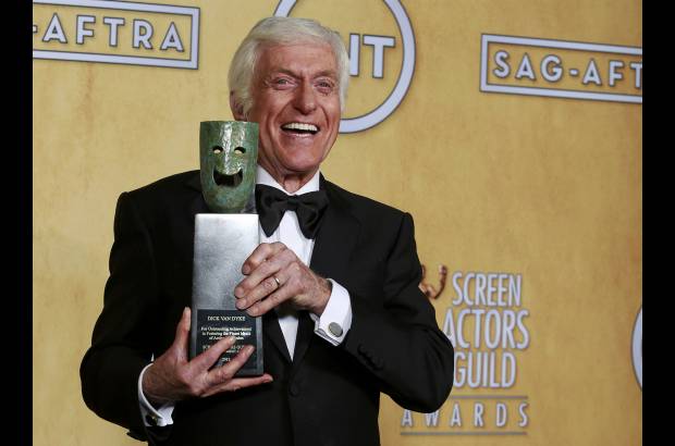 FOTO AP - La 19 edici&#243;n de los premios SAG celebr&#243; la carrera del c&#243;mico Dick Van Dyke, quien demostr&#243; que a sus 87 a&#241;os a&#250;n mantiene mucha de la energ&#237;a y agilidad que caracterizaron a sus personajes, como por ejemplo el deshollinador de Mary Poppins.