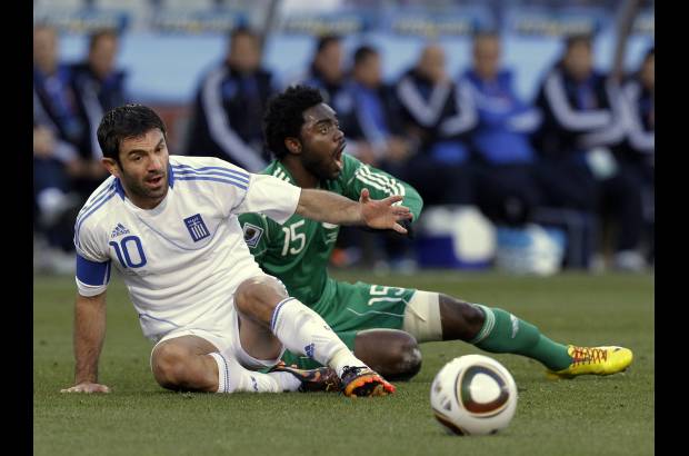 AP - Derrotados, los dos equipos, en su primer contacto con el Mundial, Grecia y Nigeria se jugaban la supervivencia y, pese al resultado, los dos siguen con vida en el torneo.