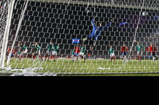 Reuters - La inexperiencia de los jugadores mexicanos fue evidente en todo el encuentro, especialmente por la falta de asociación a la hora de atacar.