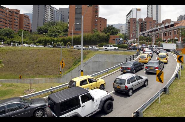 Jaime Pérez - Imagen panorámica que muestra el impacto en la movilidad una vez los vehículos dejan el puente e ingresan a las vías de El Poblado.