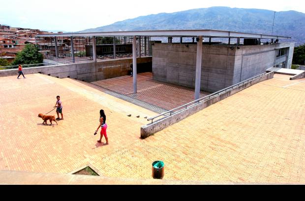 Foto Juan Antonio S&#225;nchez - Exterior del Parque Biblioteca Tom&#225;s Carrasquilla, en el barrio L&#243;pez de Mesa.