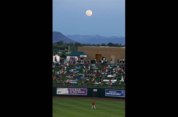 Reuters - Esta imagen es en en Phoenix, Arizona. Así se vió la Luna al comienzo de un partido de béisbol entre los Angelinos de Los Angeles y los Diamondbacks de Arizona.