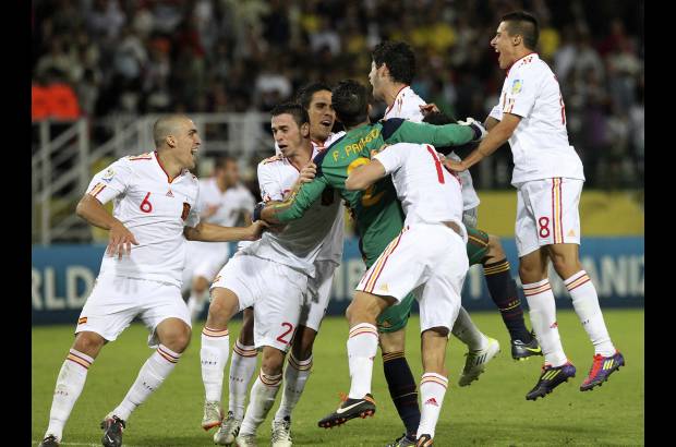 Reuters - Los coreanos hicieron un partido rayando en la perfecci&#243;n. Espa&#241;a, que jug&#243; mal los 90 minutos, remat&#243; mejor la adici&#243;n. Los ib&#233;ricos, m&#225;s efectivos en la definici&#243;n.