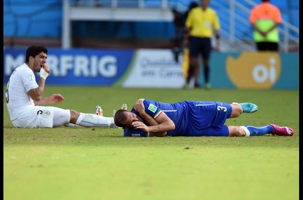 AFP - El jugador Chiellini respondi&#243; a la mordida con un codazo.