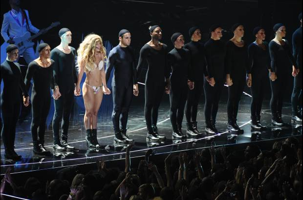 AP - Lady Gaga se cambi&#243; cuatro veces en medio de la presentaci&#243;n y acab&#243; ataviada con un bikini hecho de conchas.