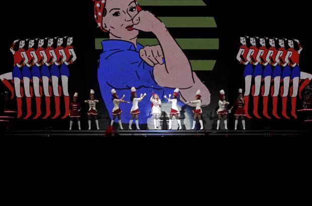 Reuters - La cosa ha cambiado cuando la reina del pop ha hecho su primer cambio de vestuario y ha salido vestida de majorette para cantar Express Yourself.