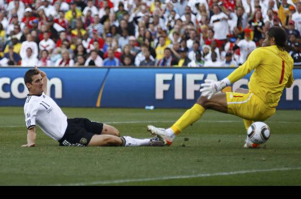 Reuters - En el 23, Alemania marc&#243; el gol m&#225;s simple del f&#250;tbol. El meta Neuer lanz&#243; la bola a tres cuartos del campo, Klose gan&#243; el forcejeo a Upson y, a media ca&#237;da dentro del &#225;rea, alarg&#243; la pierna derecha para batir a James en su salida.