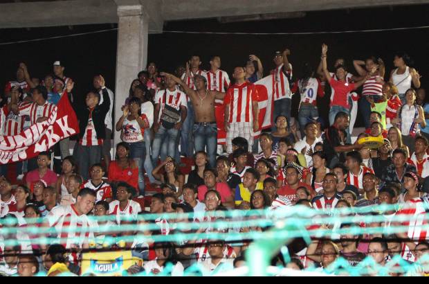 Colprensa - A la grader&#237;as del Metropolitano llegaron cientos de hinchas a ver el partido en pantallas gigantes.
