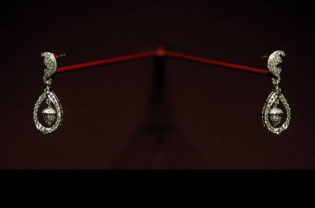 AP - En una urna en la misma sala, se exhiben los pendientes de diamantes que luci&#243; Catalina el d&#237;a de su boda.