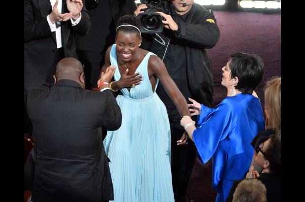 AFP - La emoci&#243;n de Lupita Nyong&#39;o fue evidente cuando mencionaron su nombre como ganadora de Mejor Actriz de Reparto.