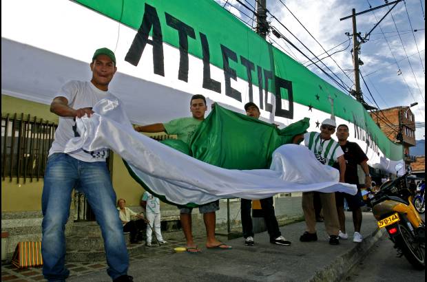 Esteban Vanegas - En algunos barrios de Medellín se armó la fiesta para ver el partido, pero la celebración se aplazó hasta el juego de vuelta.