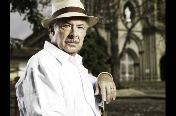 Cortes&#237;a Canal Caracol - Un patriarca incorruptible. &quot;Ojal&#225; los j&#243;venes no heredaran los problemas pol&#237;ticos que tiene Colombia, sino que la sociedad civil fuera capaz de mantener la rectitud&#34;, afirma Germ&#225;n Jaramillo, actor y director manizalita que le da vida a Octavio Mej&#237;a, el patriarca cafetero de La bruja, un pol&#237;tico de principios morales intachables.