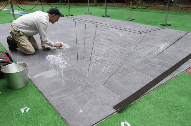 R&#243;binson S&#225;enz - El artista brit&#225;nico Julian Beever se especializ&#243; en el manejo de la &#243;ptica para crear efectos tridimensionales con sus pinturas hechas con tiza. Un trabajo que va de la calle a un centro comercial de Medell&#237;n.