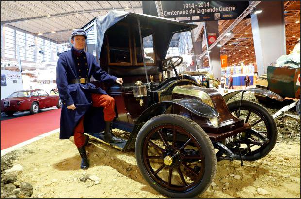 AP - El ayuntamiento de Par&#237;s, el ministerio de Defensa y la compa&#241;&#237;a privada de taxis Alpha realizaron un desfile conmemorativo en el que que participaron 10 taxis de aquellos tiempos, con personas vestidas con uniformes militares de la &#233;poca.