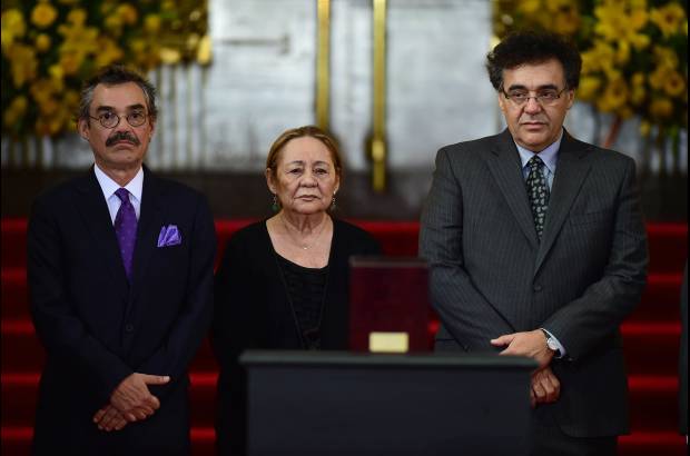 AFP - Al frente de las cenizas sus hijos Gonzalo (izquierda) y Rodrigo (derecha) y su esposa Mercedes Barcha.