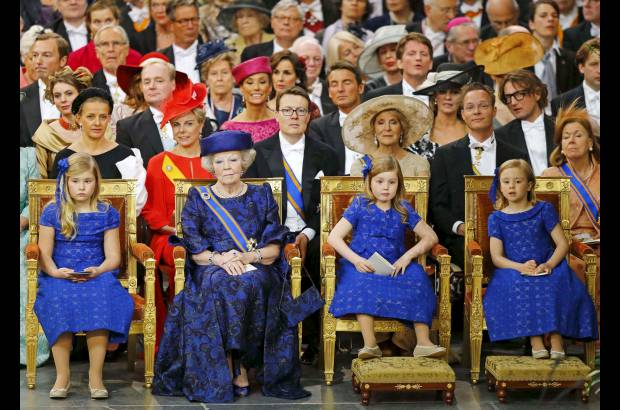 Reuters - Las hijas de los nuevos reyes al lado de su abuela. De izquierda a derecha: La príncesa heredera Catalina Amalia, La reina saliente Beatriz, la princesa Alexia y la princesa Ariane.