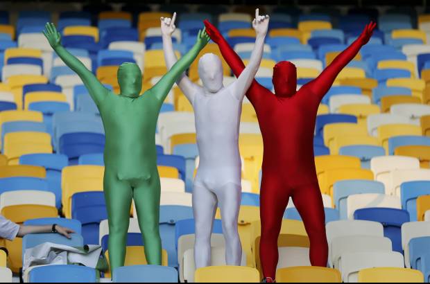 Reuters - Los italianos a su modo pintaron las tribunas del Ol&#237;mpico de Kiev, Ucrania, con los colores de su bandera.