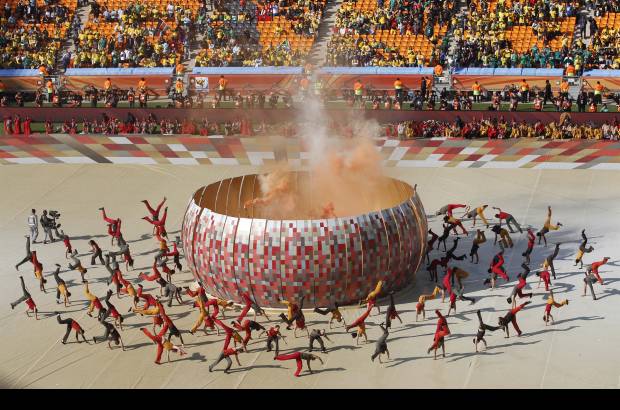 AP - Justo en el c&#237;rculo central del que echar&#225; a rodar el bal&#243;n del Mundial apareci&#243; de repente una r&#233;plica de un bol t&#237;picamente sudafricano o de una calabaza, o lo que es lo mismo, un r&#233;plica del estadio Soccer City, con sus mismos colores terrosos e id&#233;nticos agujeros en su estructura exterior.