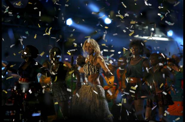 Reuters - Acompa&#241;ada por varios grupos de baile africanos, Shakira interpret&#243; dos de sus grandes &#233;xitos, La loba y Hips don&#39;t lie, y finalmente cant&#243; Waka Waka.