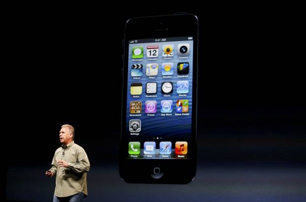 Reuters - Apple Inc lanz&#243; en un evento realizado en el Centro Yerba Buena en San Francisco el iPhone 5, un modelo m&#225;s delgado, con una pantalla m&#225;s grande y tecnolog&#237;a 4G.