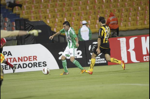 Hernán Vanegas - Buena presentación del lateral Alejandro Bernal ante un flojo Peñarol.
