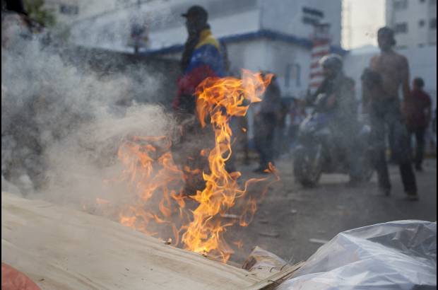Federico Ríos Escobar - El candidato presidencial opositor venezolano, Henrique Capriles, rechazó el que calificó como el acto "ilegítimo" de proclamación del presidente electo, Nicolás Maduro, y pidió a sus seguidores iniciar "en paz" distintas protestas callejeras por todo el país.