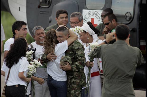 AP - Pablo Emilio y su abrazo a las hermanas y dem&#225;s familiares.