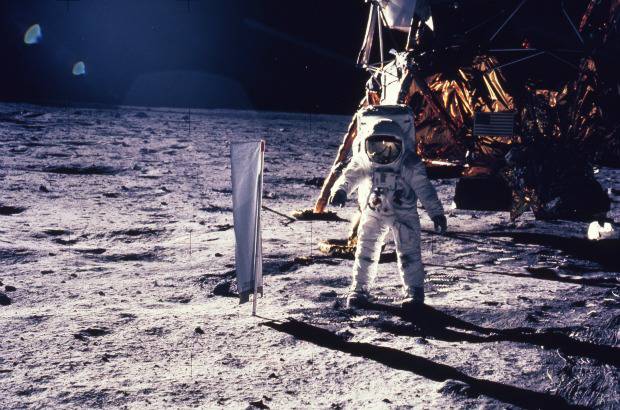 AP - NASA - 20 de julio de 1969. El astronauta Edwin E. Aldrin Jr. camina sobre la superficie de la luna.