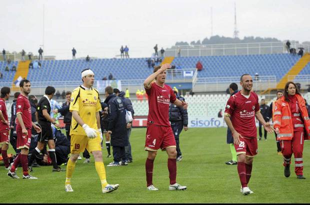 Foto AP - El futbolista se sinti&#243; mal en el minuto 31 del partido que disputaban el Pescara y el Livorno cuando se encontraba lejos del bal&#243;n y cay&#243; al c&#233;sped cerca del &#225;rea de su equipo.