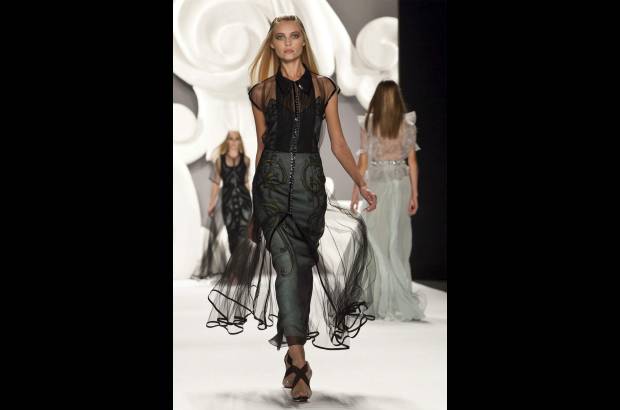 AP - Sorprendi&#243; al incluir, adem&#225;s de numerosos vestidos y trajes de noche, pantalones cortos en una apuesta ideal para las mujeres insinuantes.