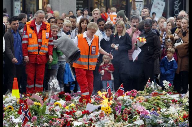 Reuters - Con flores, mensajes y pancartas los noruegos rindieron tributo a las v&#237;ctimas.