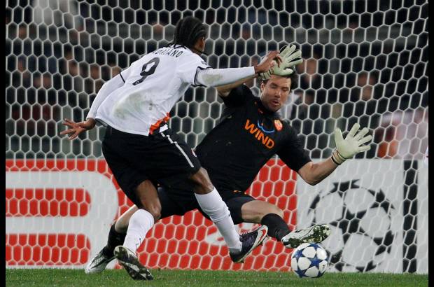 Reuters - En Roma, los brasile&#241;os Jadson (29 minutos), Douglas Costa (36) y Luiz Adriano (41) marcaron para el Shakhtar, un equipo que desde diciembre no hab&#237;a visto actividad competitiva debido a que la liga ucraniana est&#225; en receso de invierno.